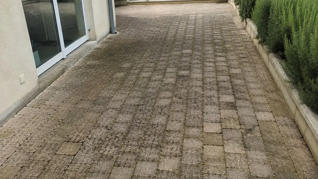 Terrasse encrassée avant nettoyage